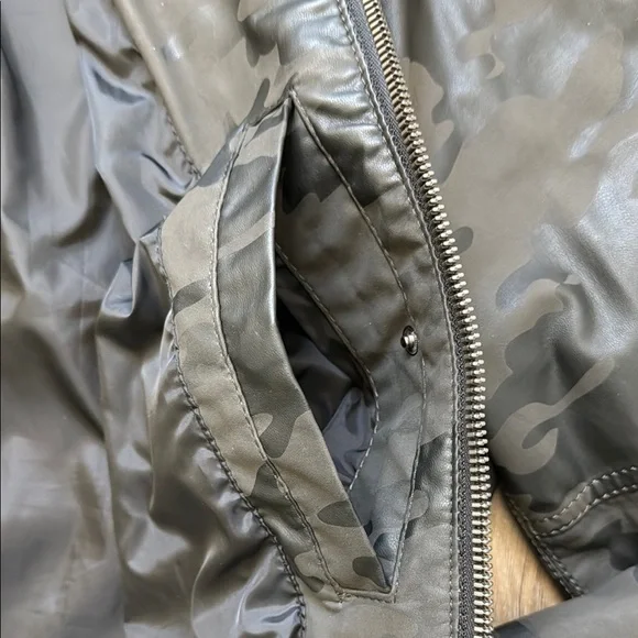 Zara Men's Black Bomber Jacket with Camo print - Picture 5 of 7